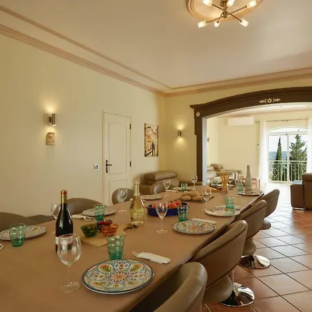 וילה Vila Flora